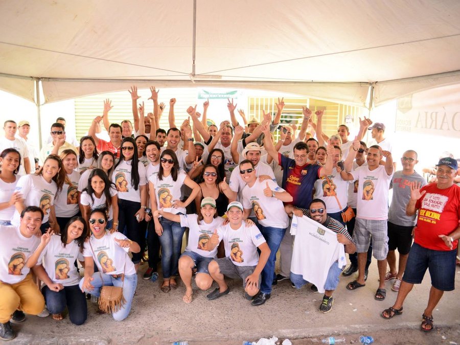 Equipe de voluntários comemorando