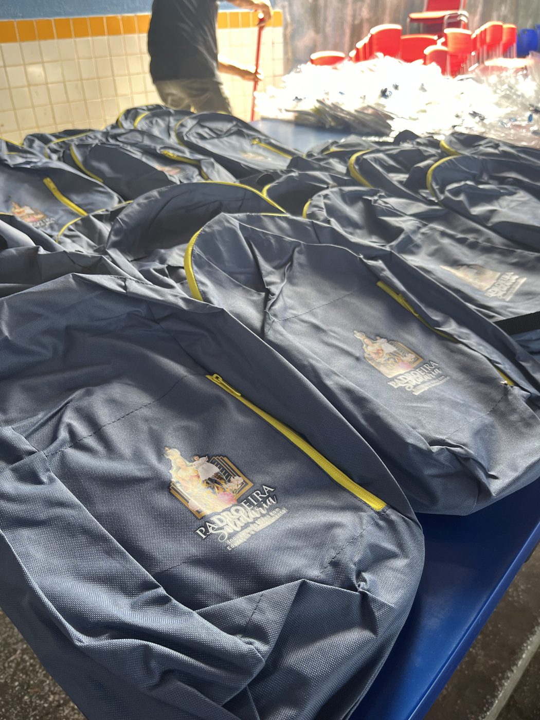 Entrega dos kits escolares na Escola de Ensino Fundamental Otávio Lourenço de Souza, em Olho d'Água dos Cazuzinhas