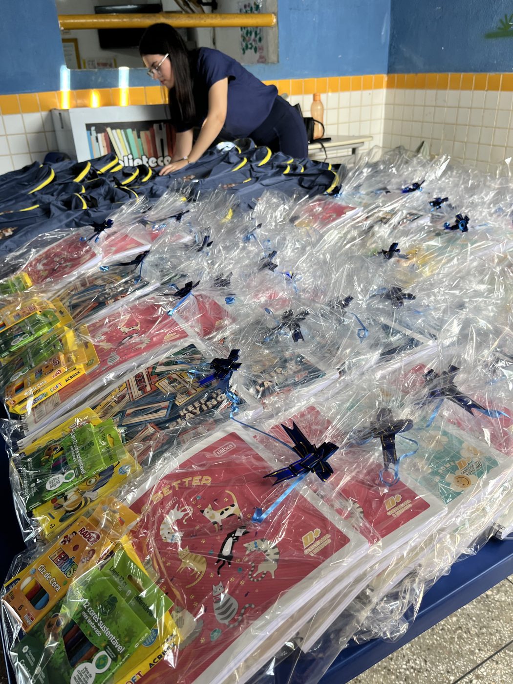 Entrega dos kits escolares na Escola de Ensino Fundamental Otávio Lourenço de Souza, em Olho d'Água dos Cazuzinhas
