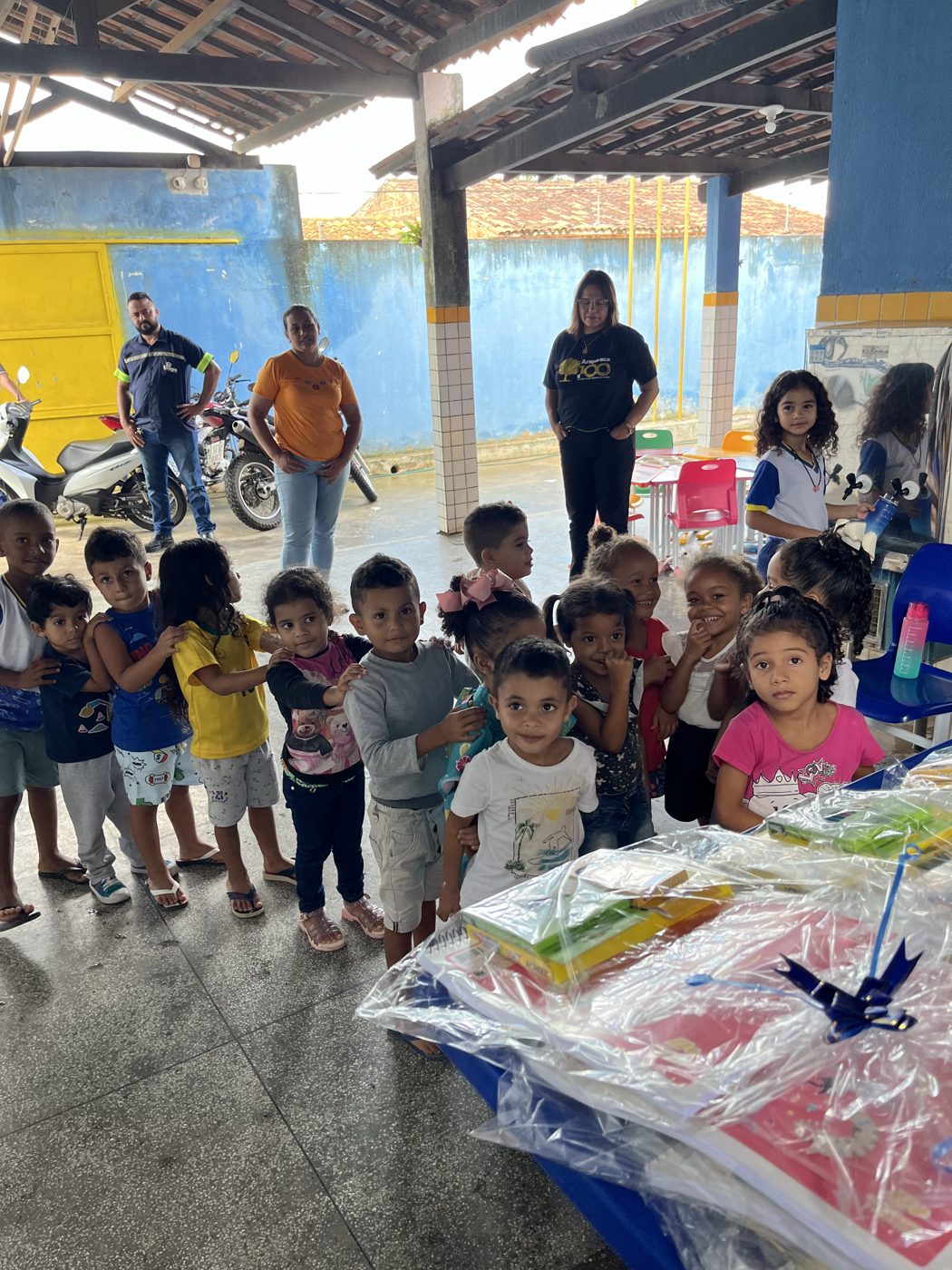 Entrega dos kits escolares na Escola de Ensino Fundamental Otávio Lourenço de Souza, em Olho d'Água dos Cazuzinhas