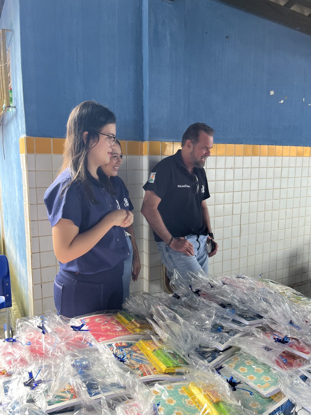 Entrega dos kits escolares na Escola de Ensino Fundamental Otávio Lourenço de Souza, em Olho d'Água dos Cazuzinhas