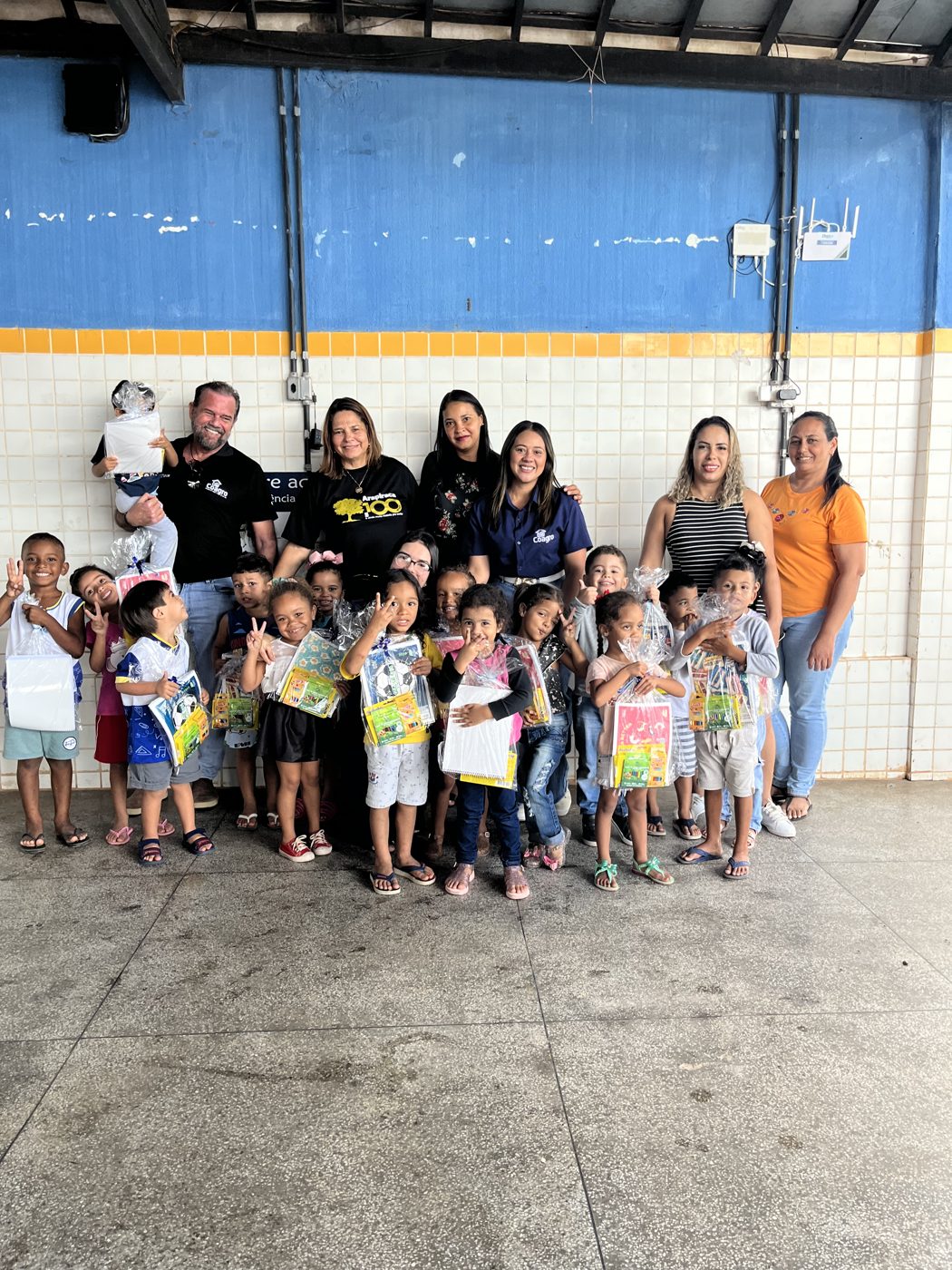 Entrega dos kits escolares na Escola de Ensino Fundamental Otávio Lourenço de Souza, em Olho d'Água dos Cazuzinhas