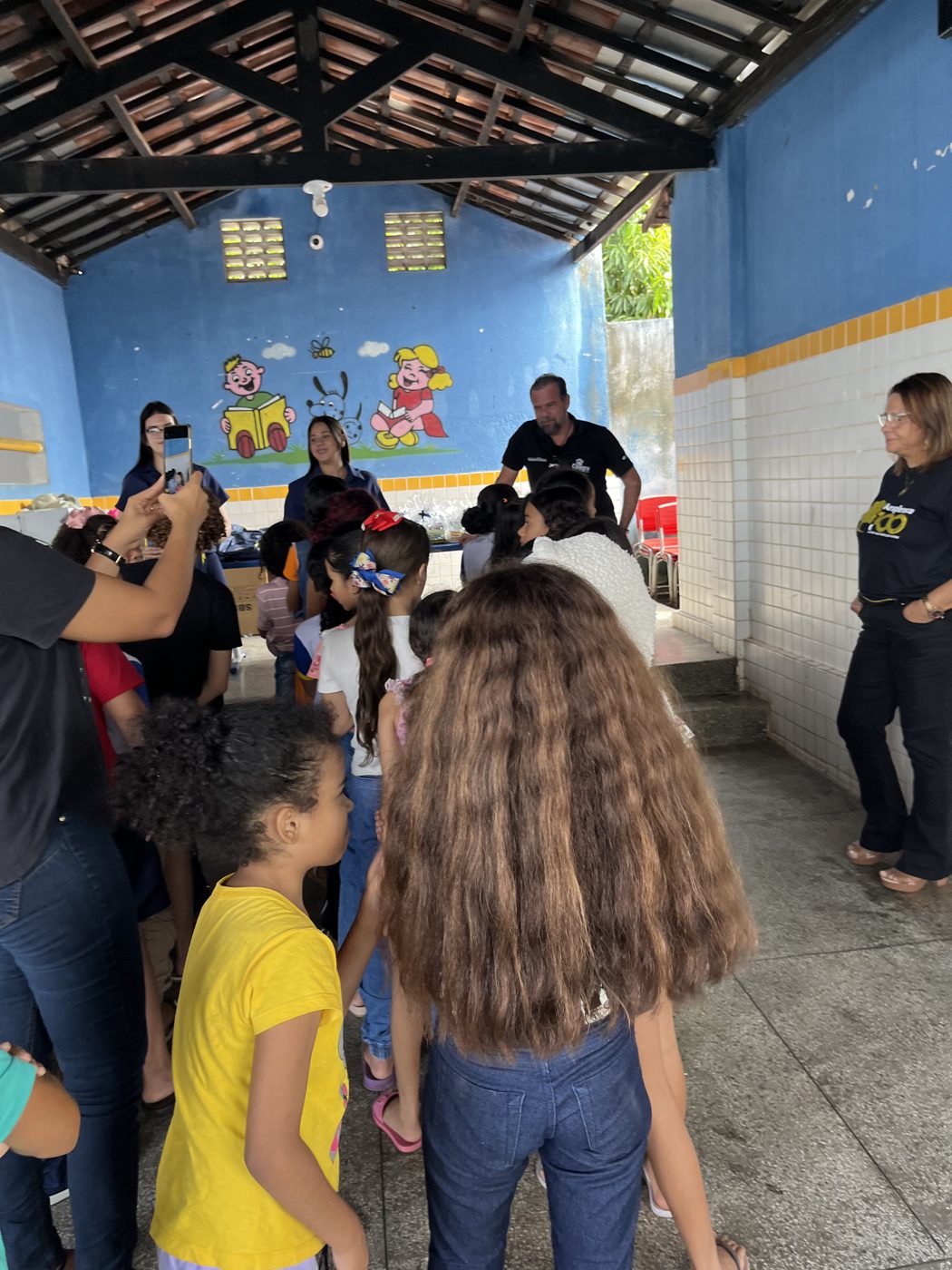 Entrega dos kits escolares na Escola de Ensino Fundamental Otávio Lourenço de Souza, em Olho d'Água dos Cazuzinhas