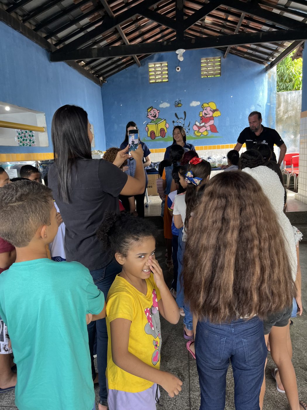 Entrega dos kits escolares na Escola de Ensino Fundamental Otávio Lourenço de Souza, em Olho d'Água dos Cazuzinhas