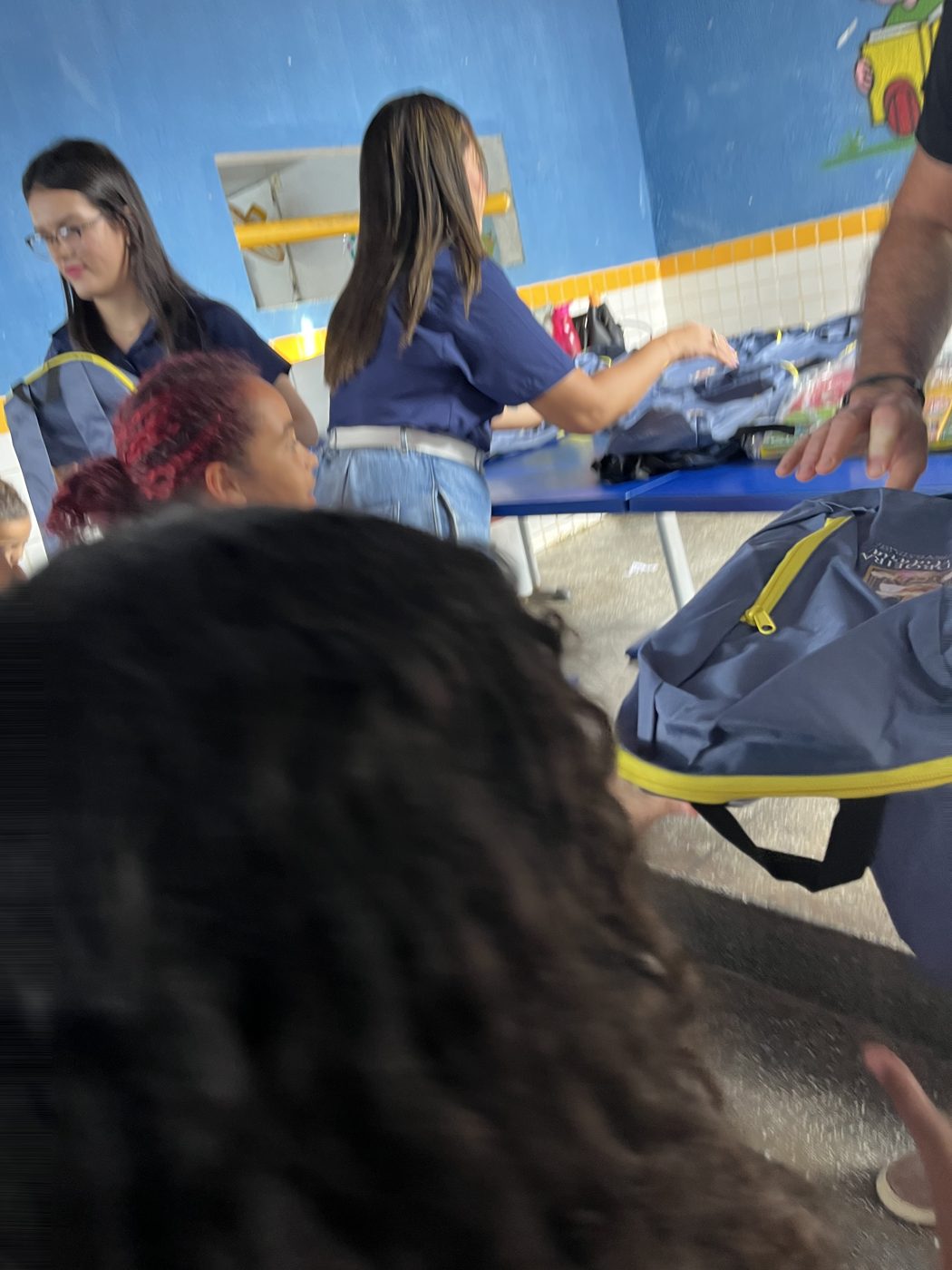 Entrega dos kits escolares na Escola de Ensino Fundamental Otávio Lourenço de Souza, em Olho d'Água dos Cazuzinhas