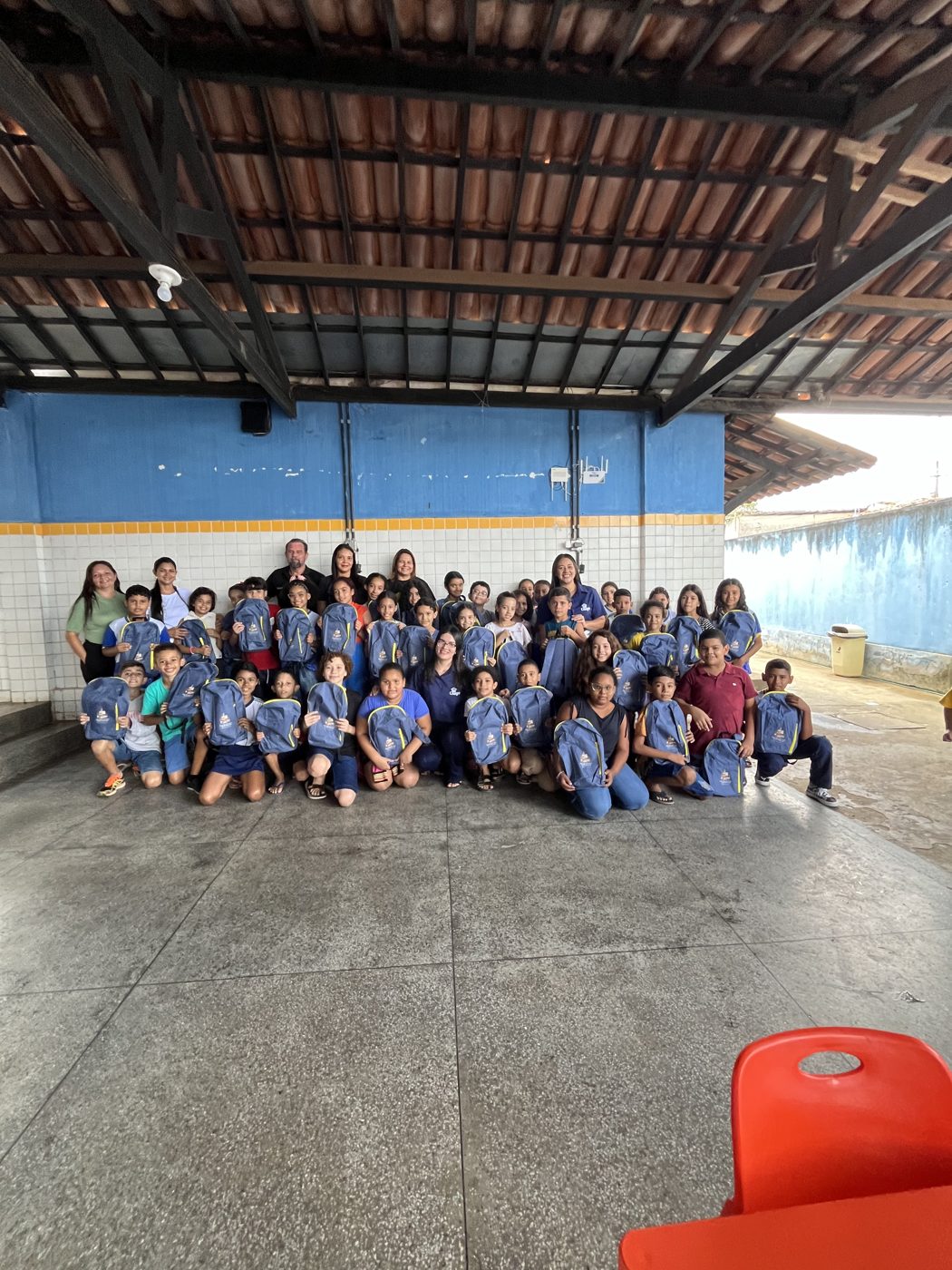 Entrega dos kits escolares na Escola de Ensino Fundamental Otávio Lourenço de Souza, em Olho d'Água dos Cazuzinhas