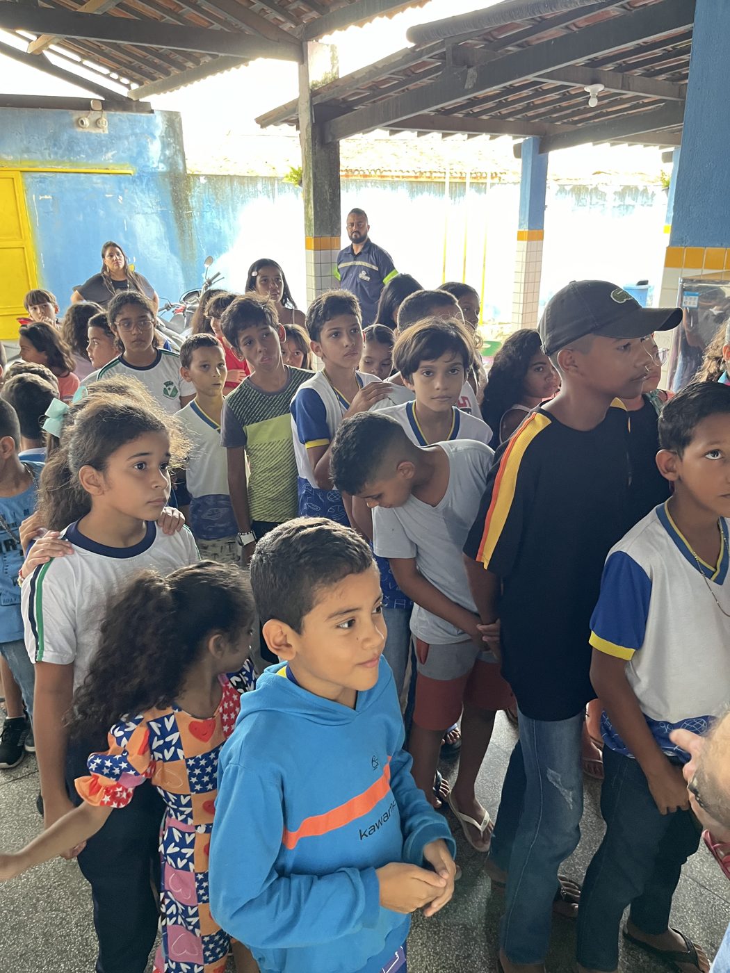Entrega dos kits escolares na Escola de Ensino Fundamental Otávio Lourenço de Souza, em Olho d'Água dos Cazuzinhas
