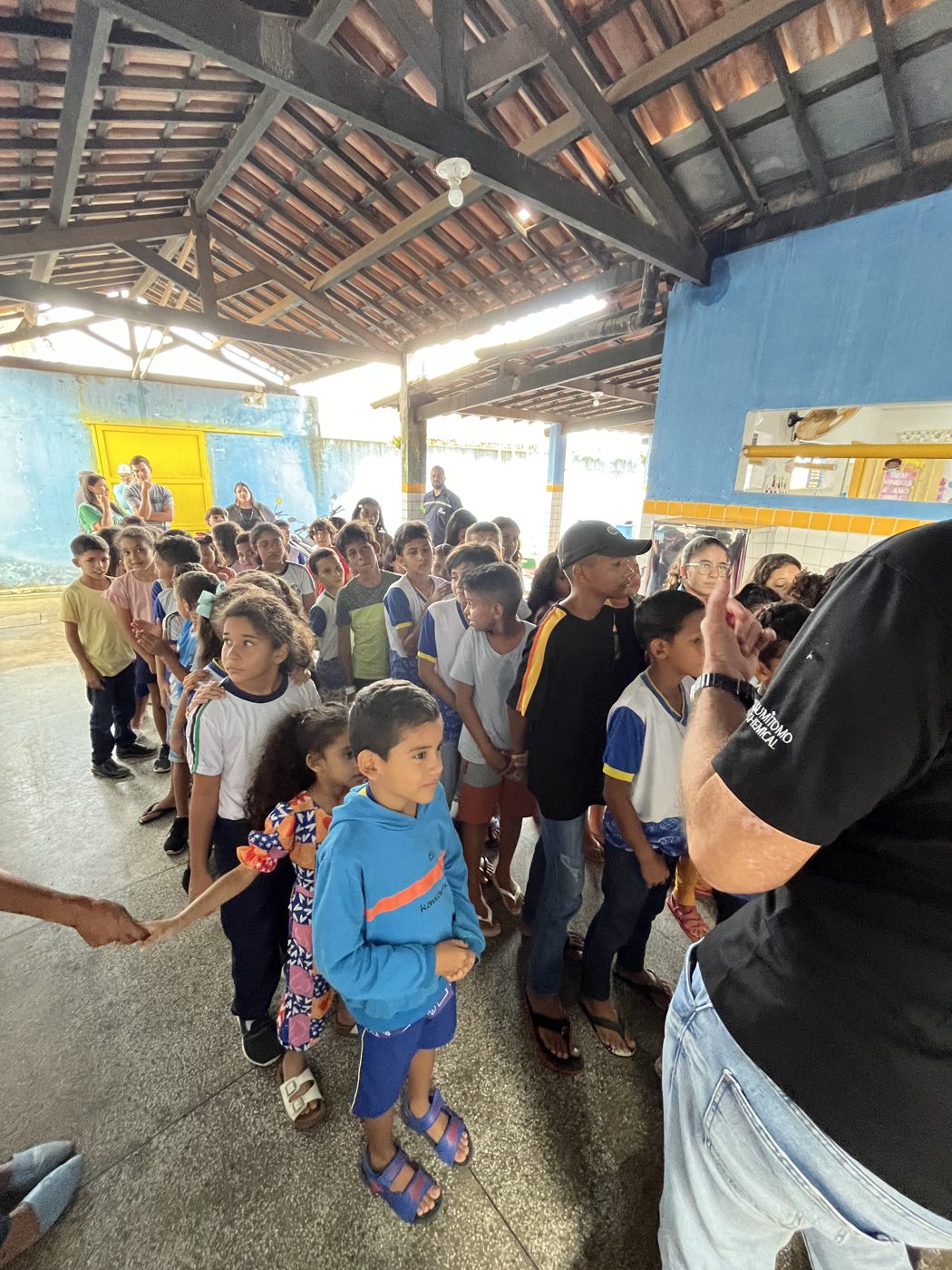 Entrega dos kits escolares na Escola de Ensino Fundamental Otávio Lourenço de Souza, em Olho d'Água dos Cazuzinhas