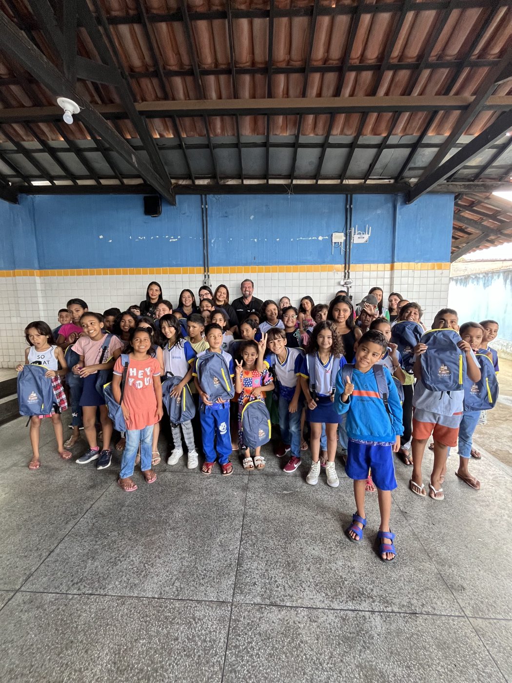 Entrega dos kits escolares na Escola de Ensino Fundamental Otávio Lourenço de Souza, em Olho d'Água dos Cazuzinhas