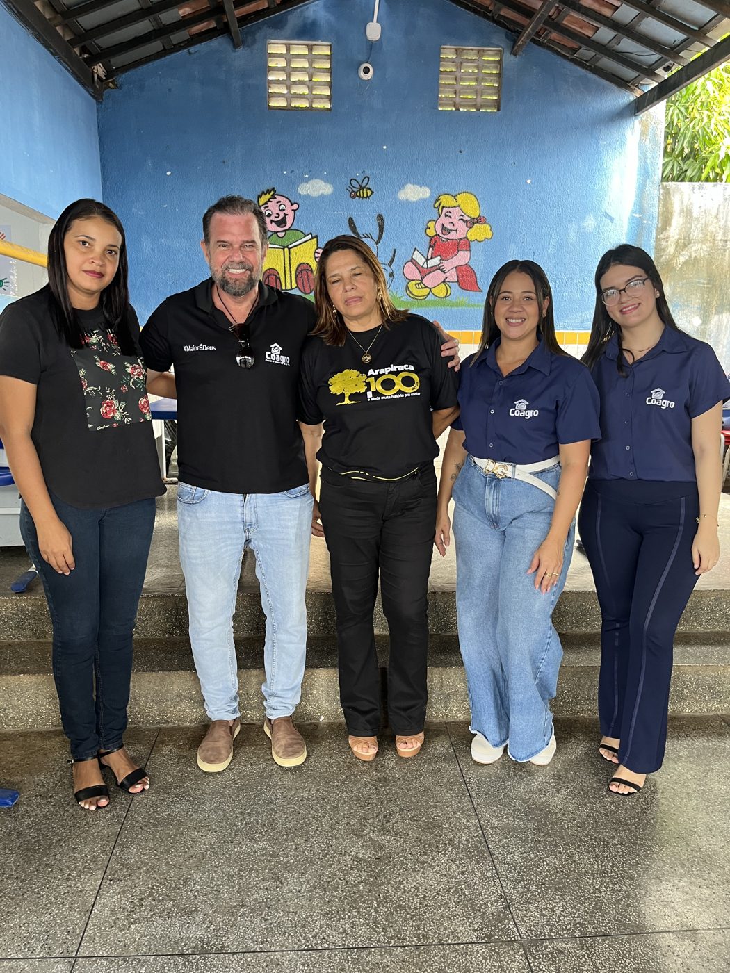 Entrega dos kits escolares na Escola de Ensino Fundamental Otávio Lourenço de Souza, em Olho d'Água dos Cazuzinhas