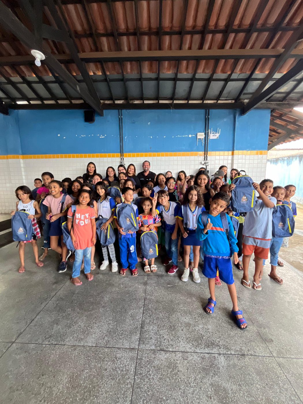 Entrega dos kits escolares na Escola de Ensino Fundamental Otávio Lourenço de Souza, em Olho d'Água dos Cazuzinhas
