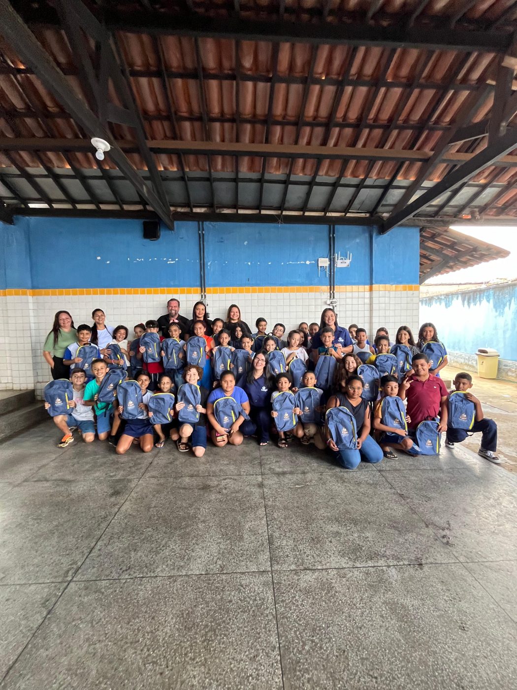 Entrega dos kits escolares na Escola de Ensino Fundamental Otávio Lourenço de Souza, em Olho d'Água dos Cazuzinhas