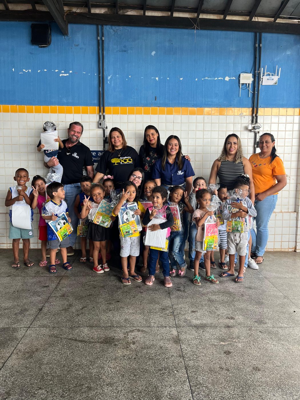 Entrega dos kits escolares na Escola de Ensino Fundamental Otávio Lourenço de Souza, em Olho d'Água dos Cazuzinhas