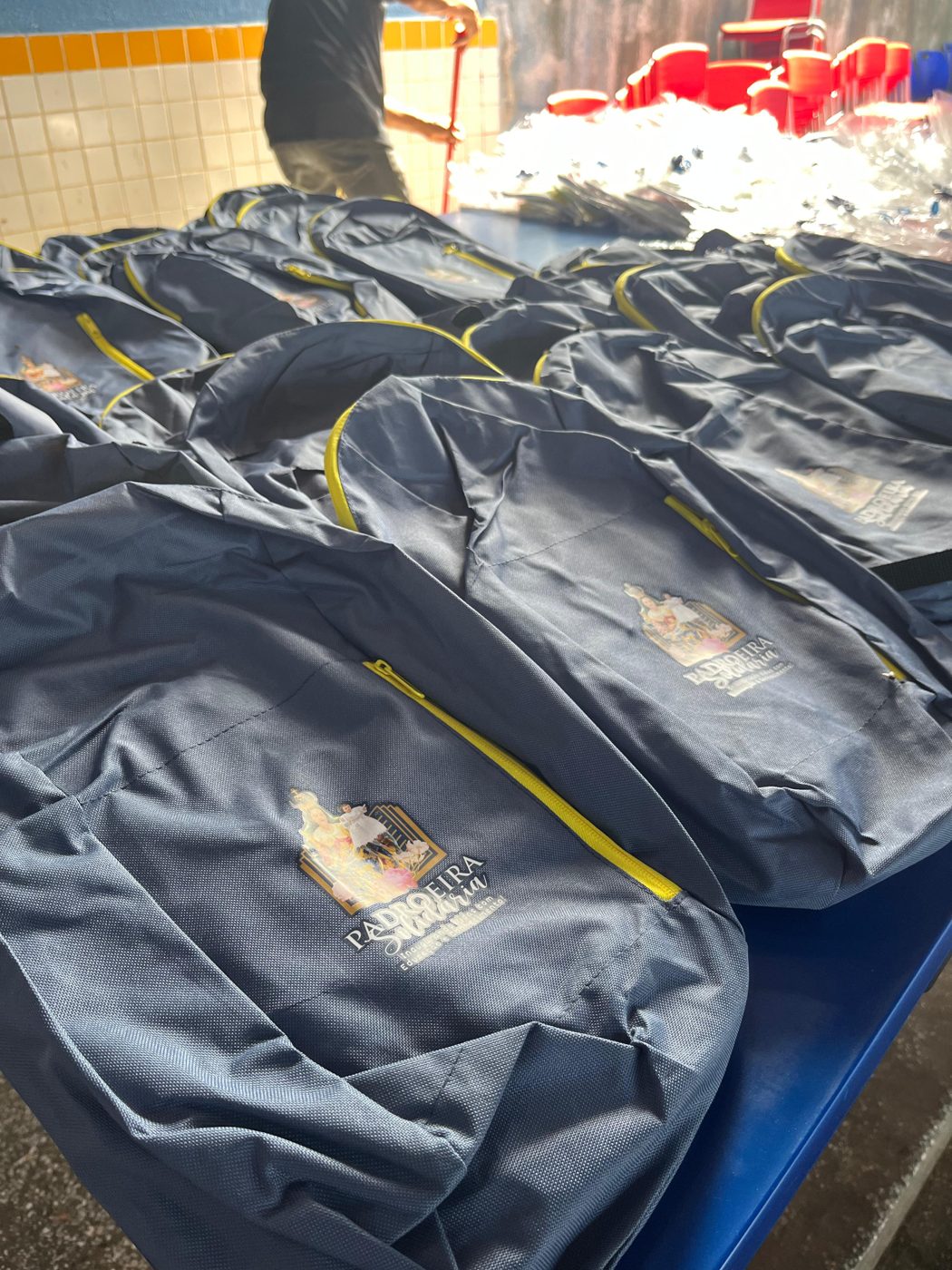 Entrega dos kits escolares na Escola de Ensino Fundamental Otávio Lourenço de Souza, em Olho d'Água dos Cazuzinhas