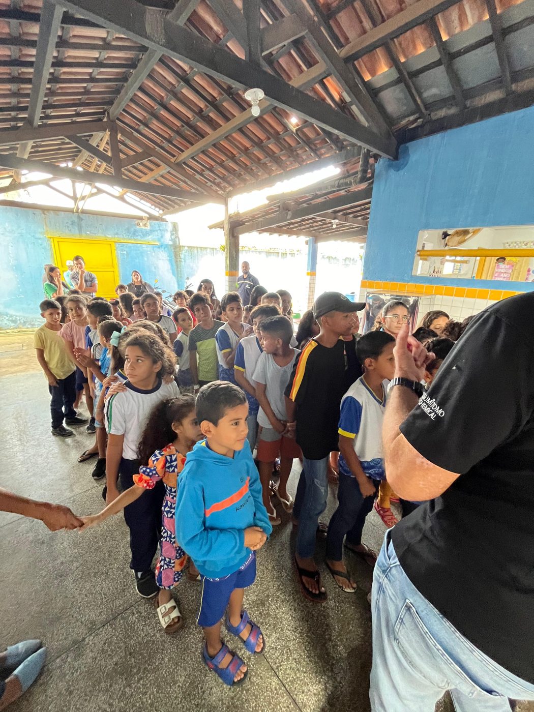 Entrega dos kits escolares na Escola de Ensino Fundamental Otávio Lourenço de Souza, em Olho d'Água dos Cazuzinhas