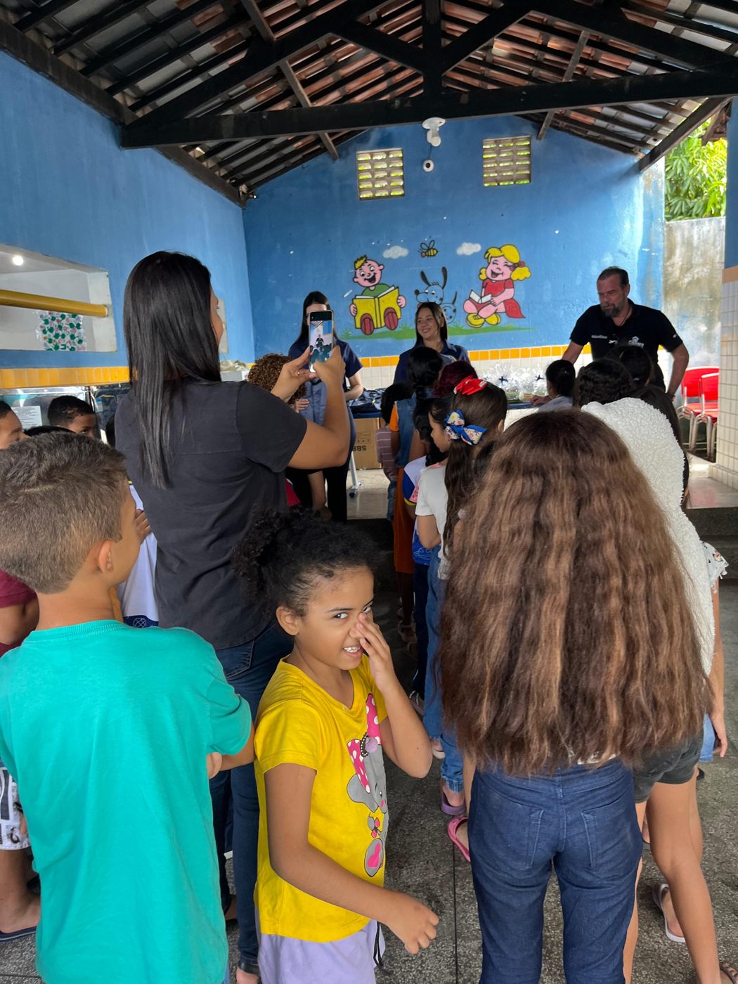 Entrega dos kits escolares na Escola de Ensino Fundamental Otávio Lourenço de Souza, em Olho d'Água dos Cazuzinhas