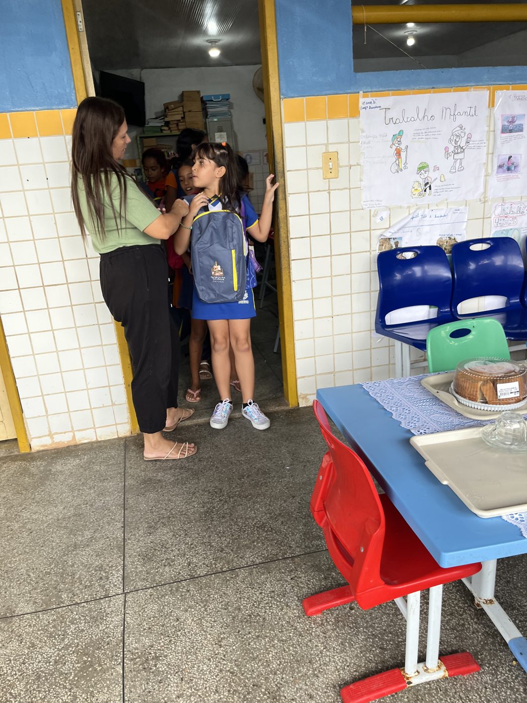 Entrega dos kits escolares na Escola de Ensino Fundamental Otávio Lourenço de Souza, em Olho d'Água dos Cazuzinhas