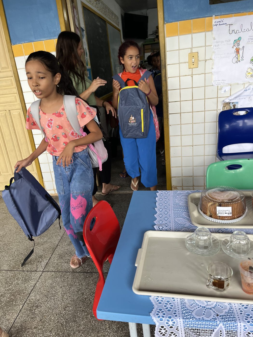 Entrega dos kits escolares na Escola de Ensino Fundamental Otávio Lourenço de Souza, em Olho d'Água dos Cazuzinhas