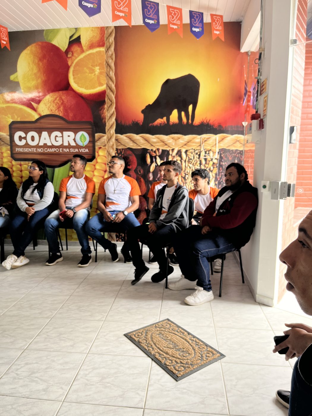 Visita da turma 2024 ao escritório e ao centro de logística da Coagro