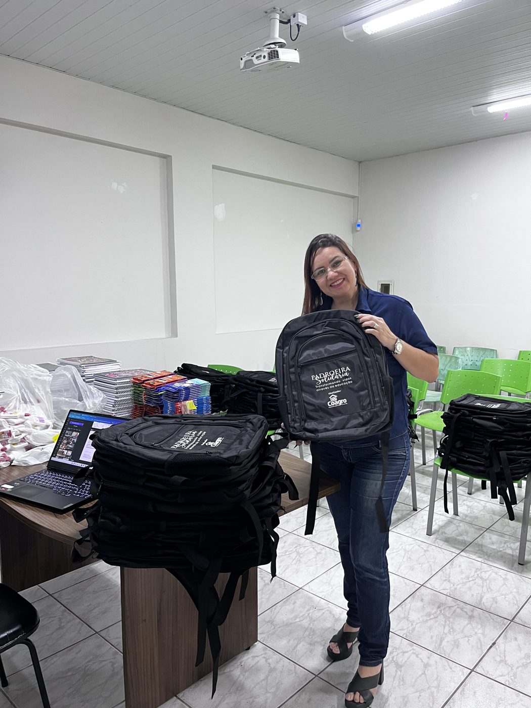 Preparação dos kits escolares para entrega