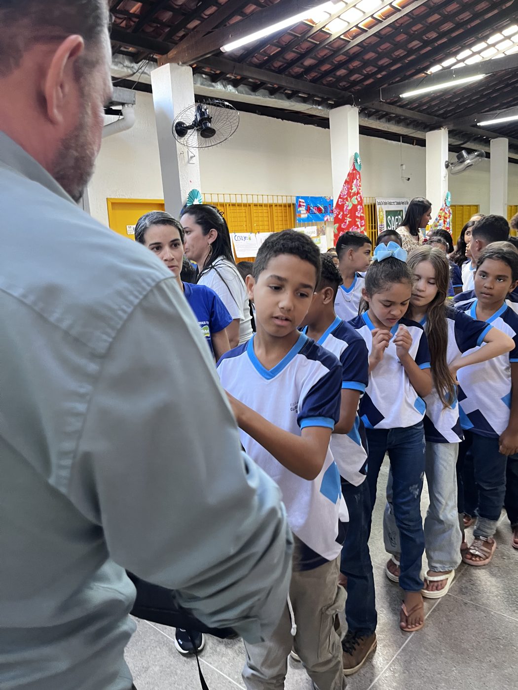 Entrega dos kits escolares na Escola de Ensino Fundamental Clodoaldo Pedro da Silva