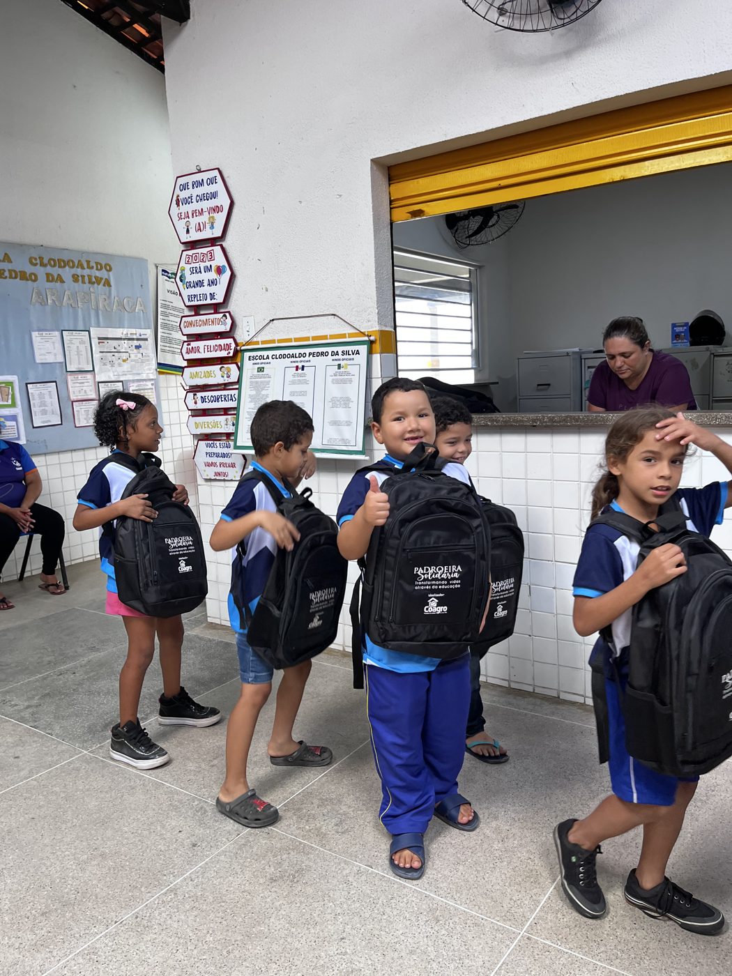 Entrega dos kits escolares na Escola de Ensino Fundamental Clodoaldo Pedro da Silva