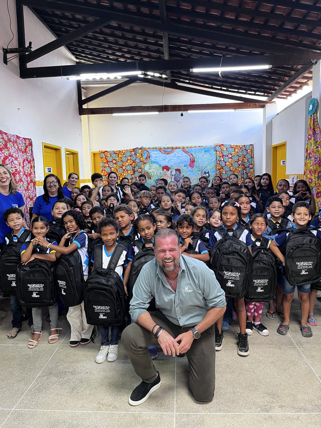 Entrega dos kits escolares na Escola de Ensino Fundamental Clodoaldo Pedro da Silva