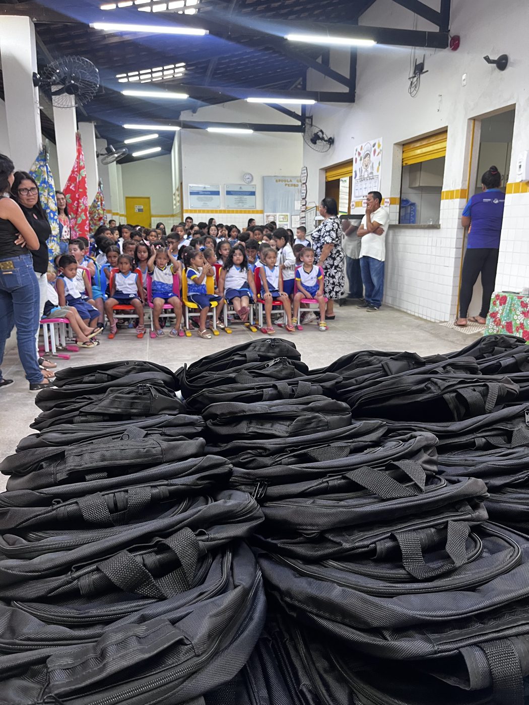 Entrega dos kits escolares na Escola de Ensino Fundamental Clodoaldo Pedro da Silva