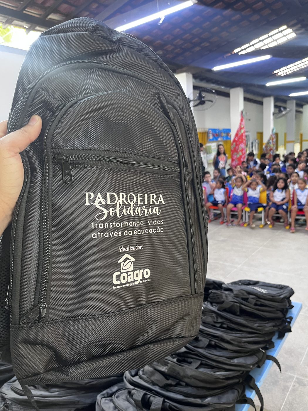 Entrega dos kits escolares na Escola de Ensino Fundamental Clodoaldo Pedro da Silva