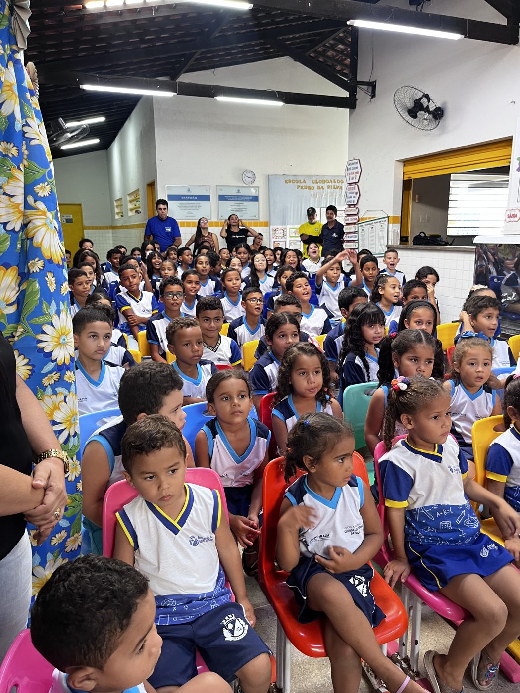 Entrega dos kits escolares na Escola de Ensino Fundamental Clodoaldo Pedro da Silva