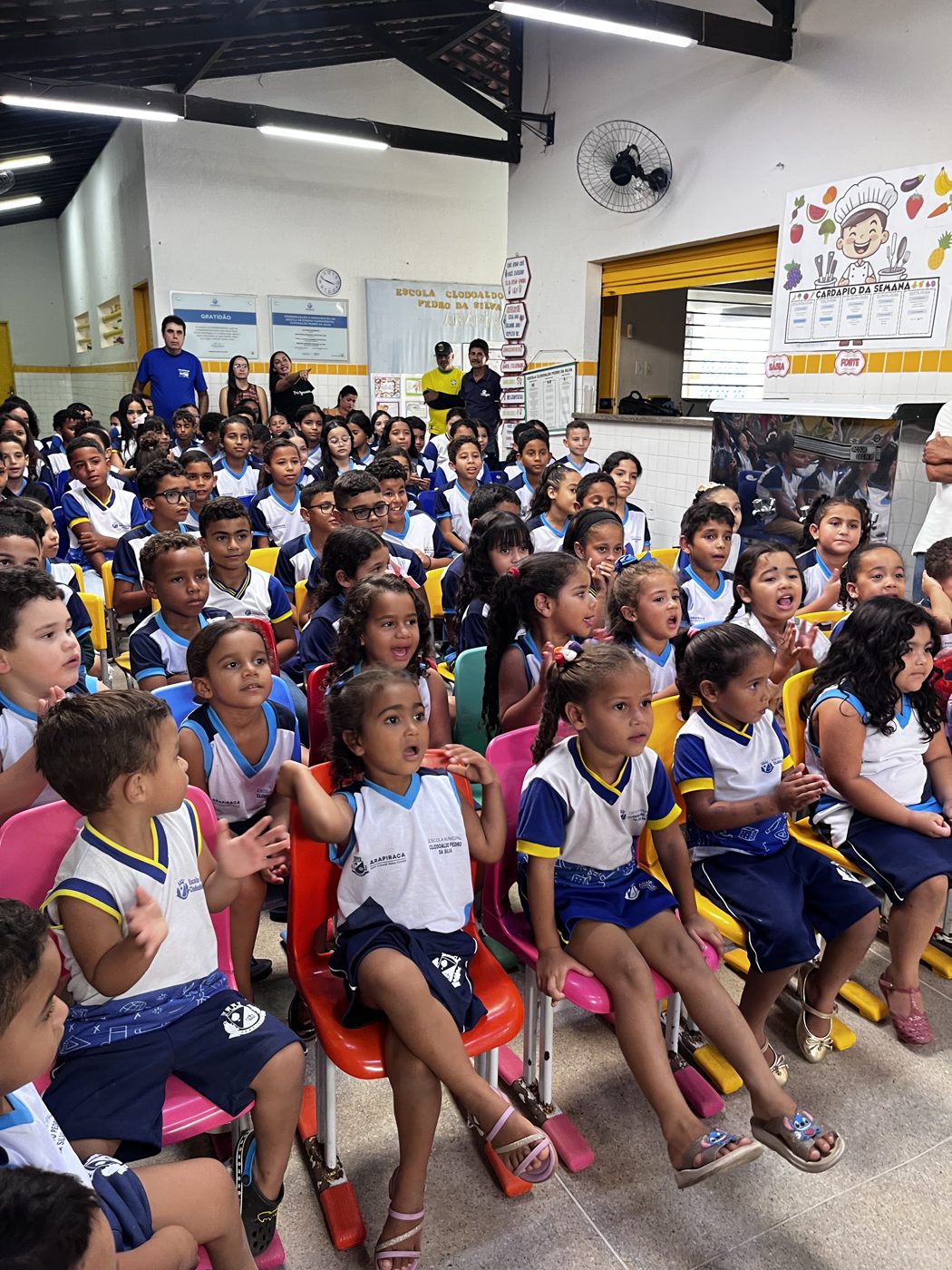 Entrega dos kits escolares na Escola de Ensino Fundamental Clodoaldo Pedro da Silva