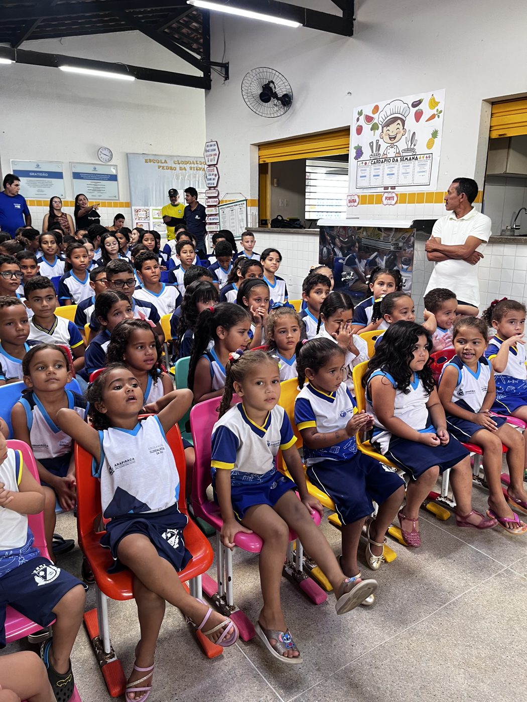 Entrega dos kits escolares na Escola de Ensino Fundamental Clodoaldo Pedro da Silva