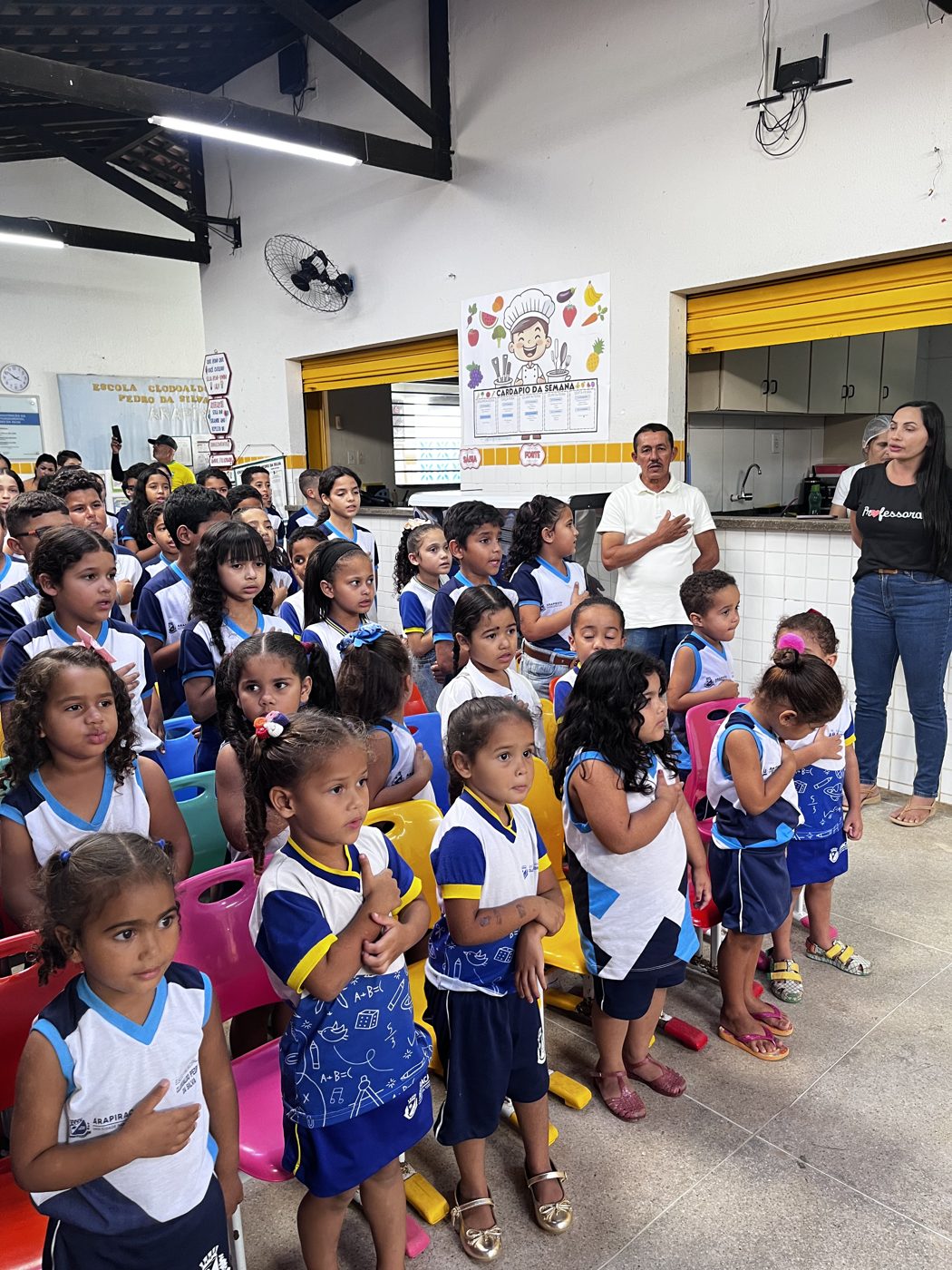 Entrega dos kits escolares na Escola de Ensino Fundamental Clodoaldo Pedro da Silva