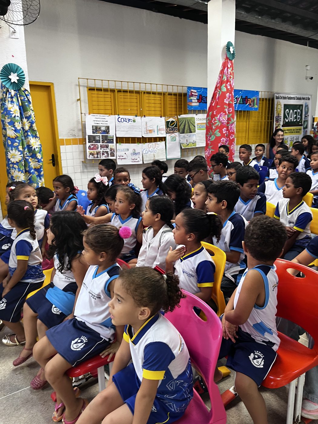 Entrega dos kits escolares na Escola de Ensino Fundamental Clodoaldo Pedro da Silva