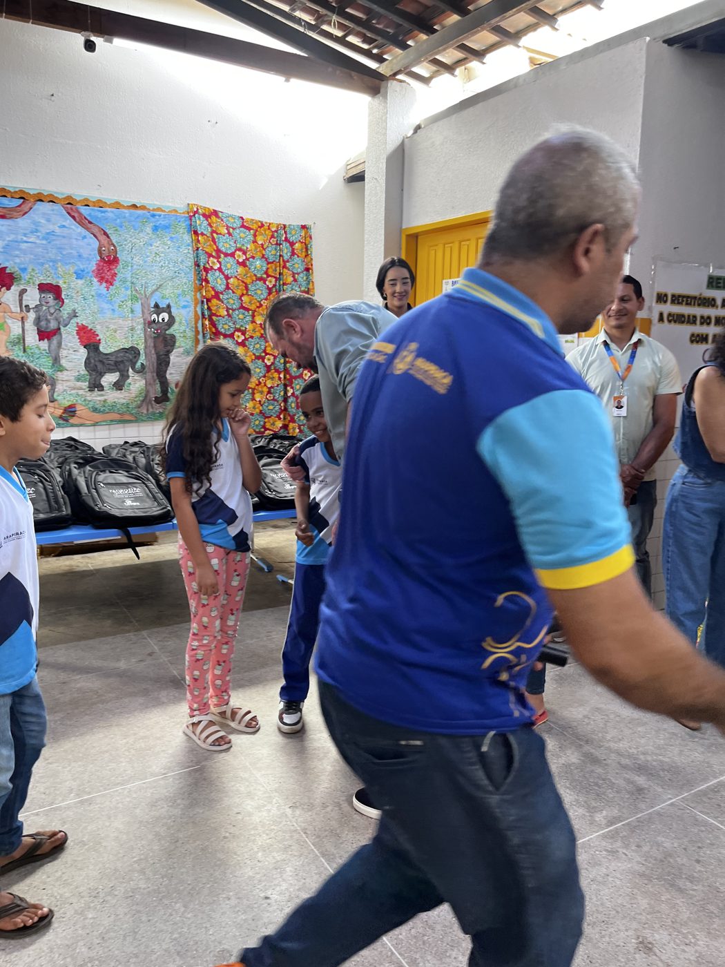 Entrega dos kits escolares na Escola de Ensino Fundamental Clodoaldo Pedro da Silva