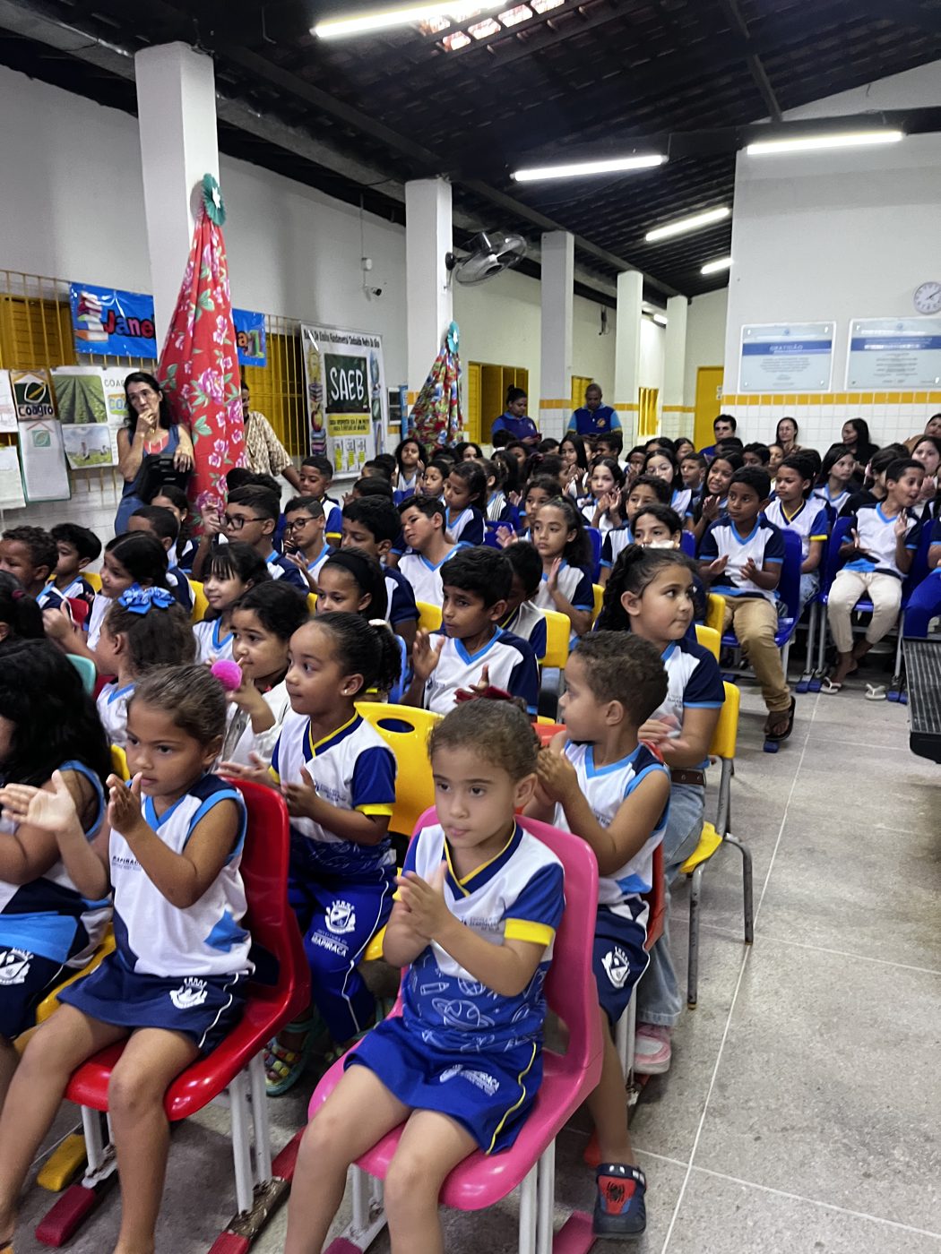 Entrega dos kits escolares na Escola de Ensino Fundamental Clodoaldo Pedro da Silva