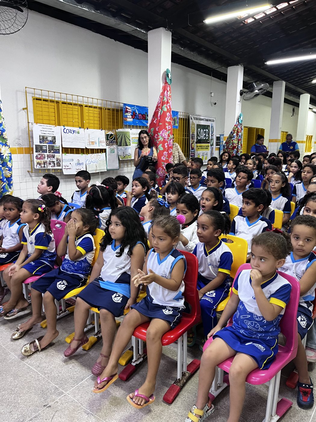 Entrega dos kits escolares na Escola de Ensino Fundamental Clodoaldo Pedro da Silva