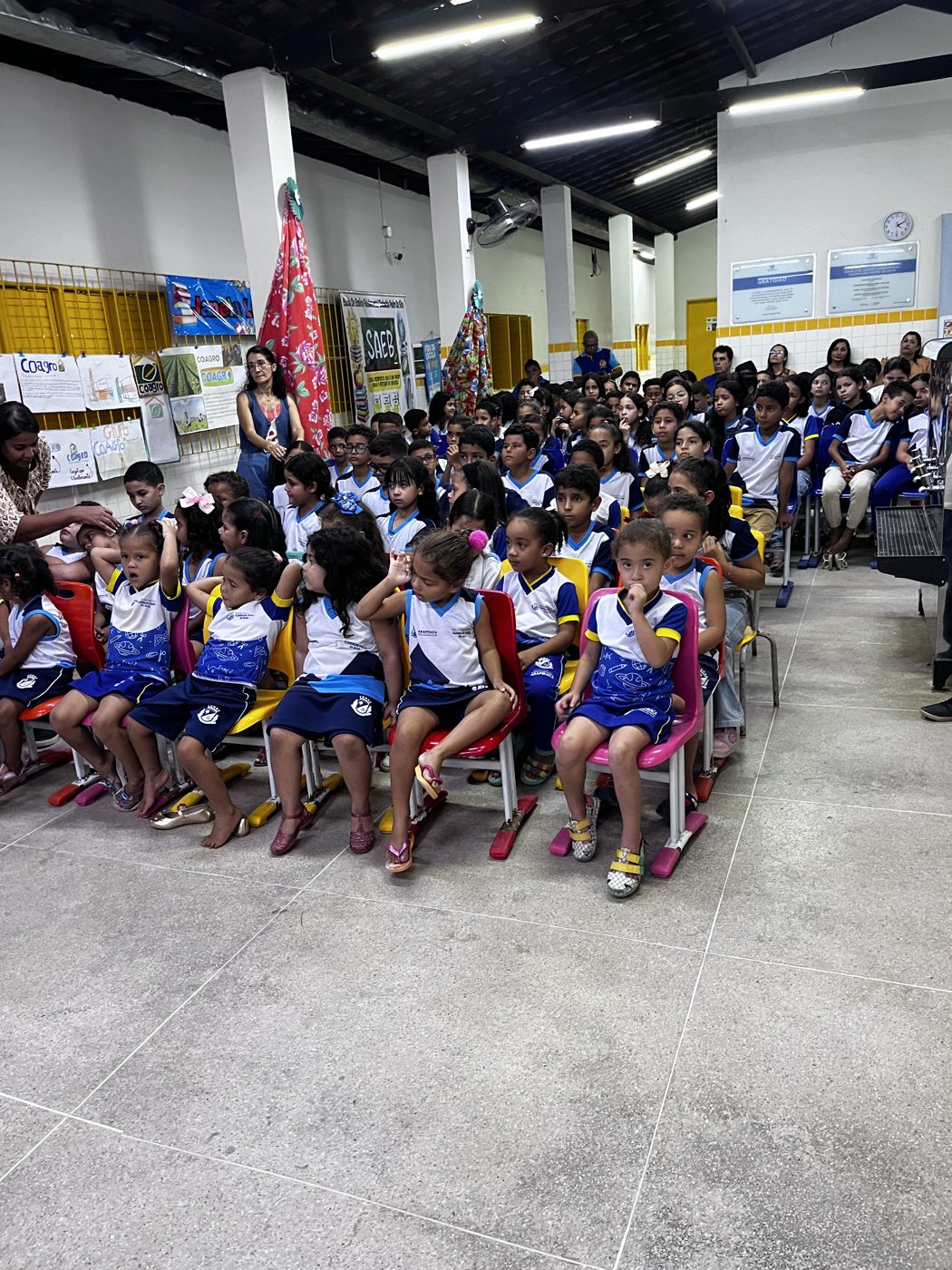Entrega dos kits escolares na Escola de Ensino Fundamental Clodoaldo Pedro da Silva