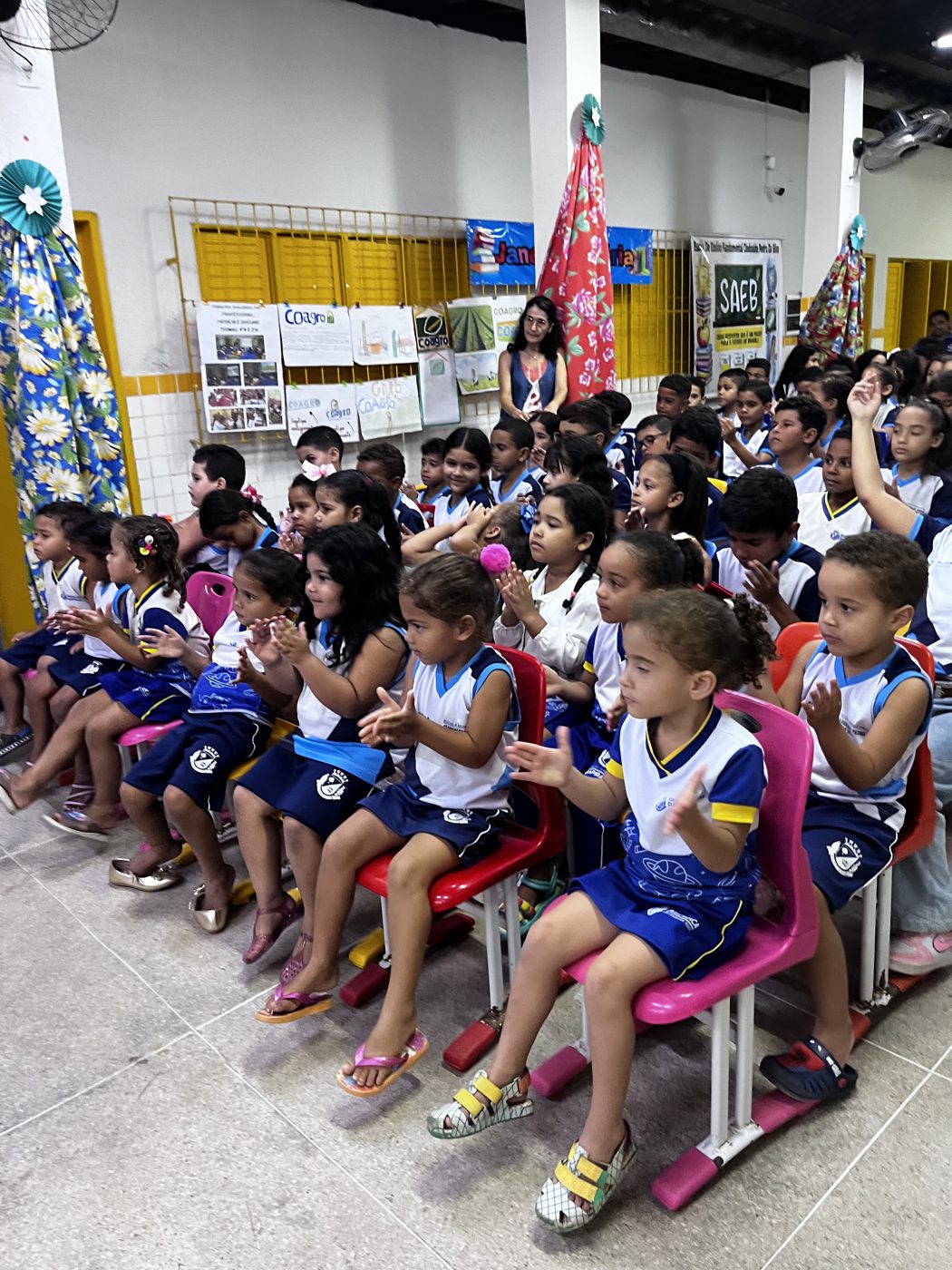 Entrega dos kits escolares na Escola de Ensino Fundamental Clodoaldo Pedro da Silva