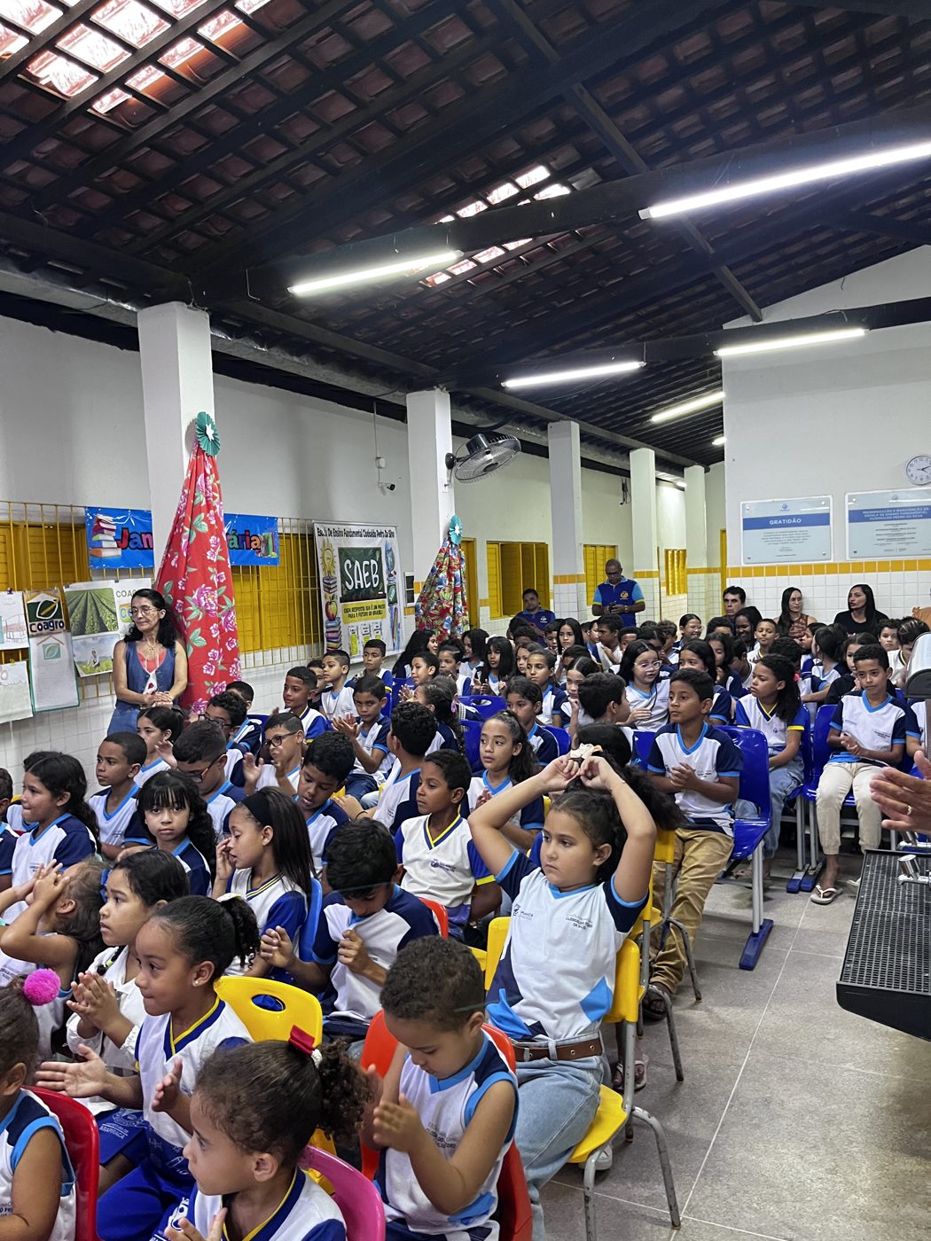 Entrega dos kits escolares na Escola de Ensino Fundamental Clodoaldo Pedro da Silva