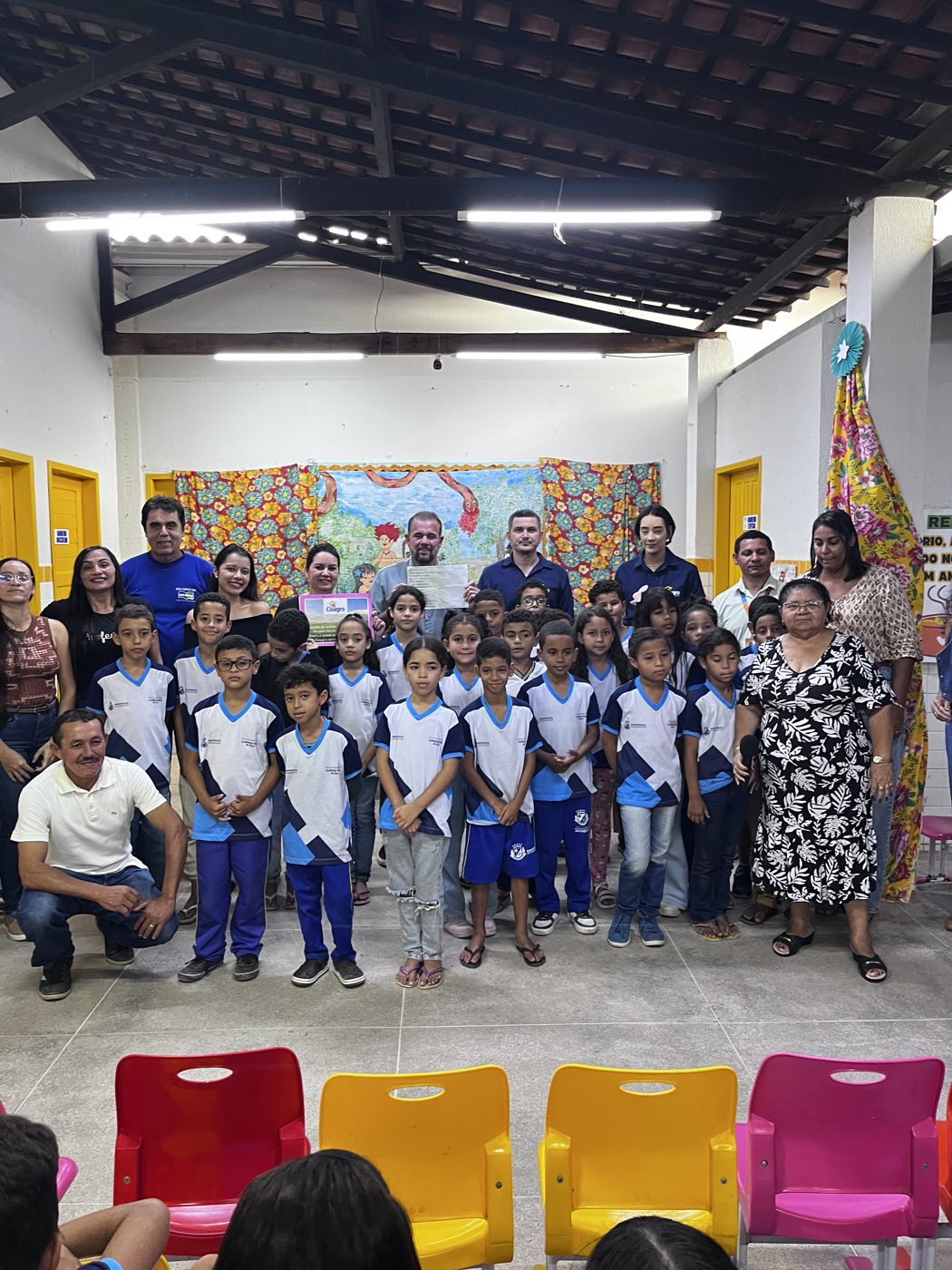 Entrega dos kits escolares na Escola de Ensino Fundamental Clodoaldo Pedro da Silva