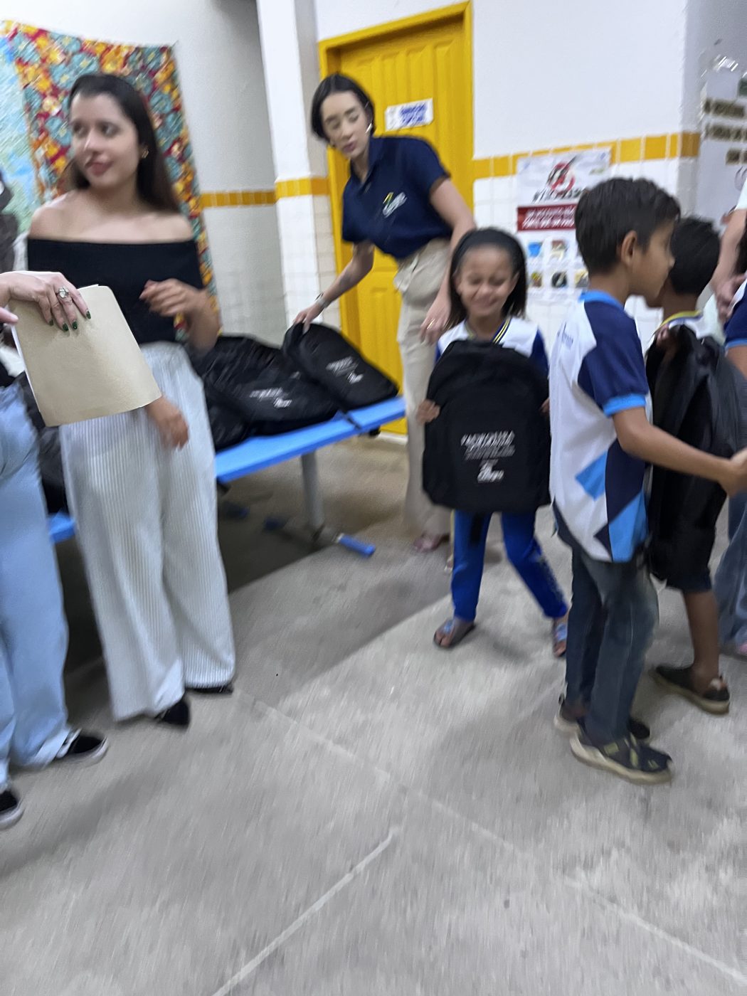 Entrega dos kits escolares na Escola de Ensino Fundamental Clodoaldo Pedro da Silva