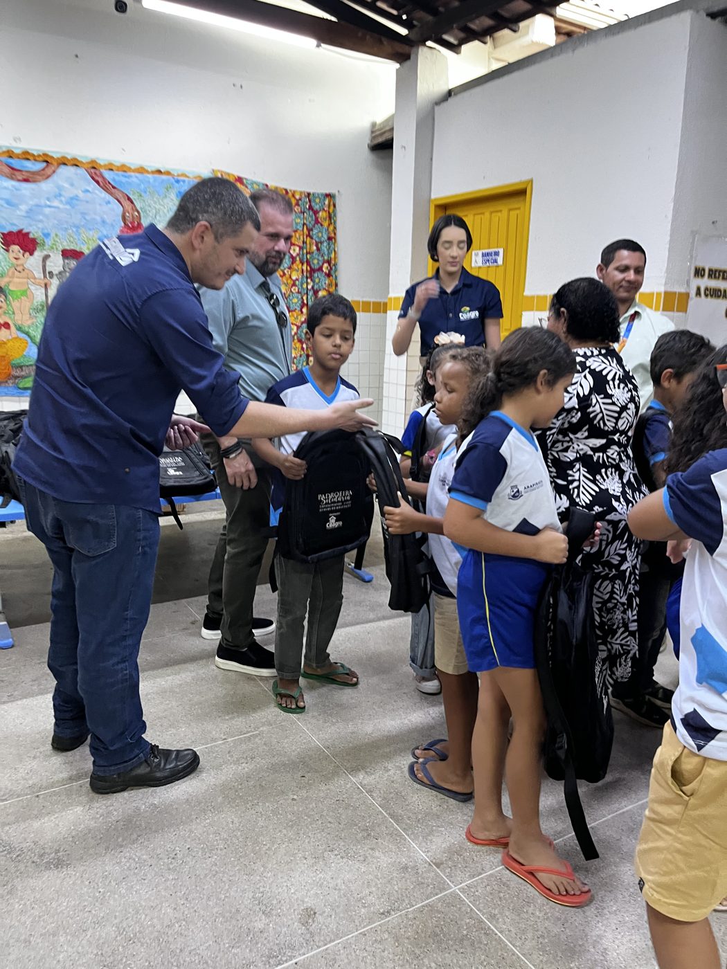 Entrega dos kits escolares na Escola de Ensino Fundamental Clodoaldo Pedro da Silva