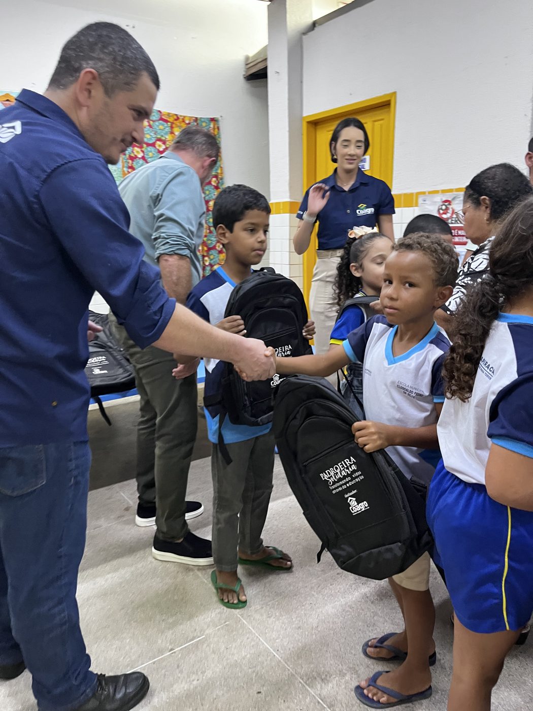 Entrega dos kits escolares na Escola de Ensino Fundamental Clodoaldo Pedro da Silva