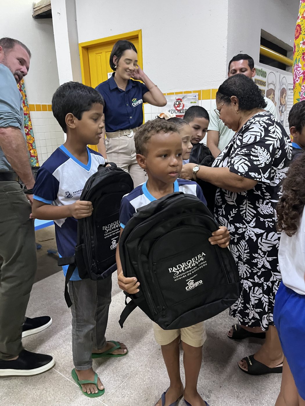 Entrega dos kits escolares na Escola de Ensino Fundamental Clodoaldo Pedro da Silva
