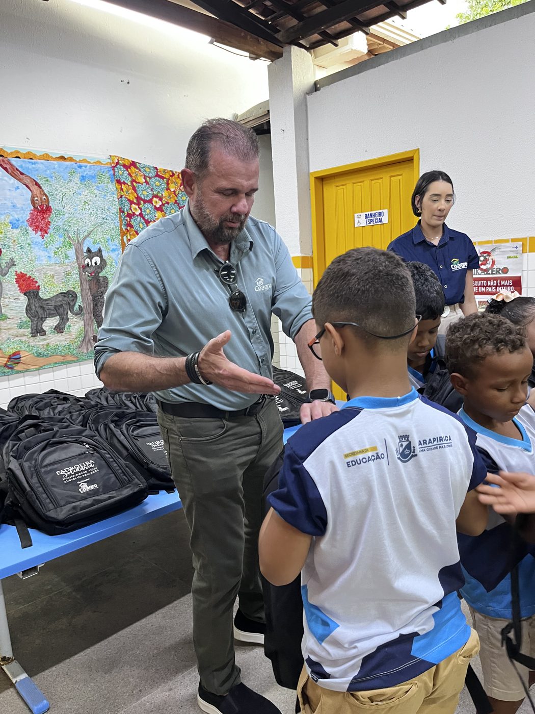 Entrega dos kits escolares na Escola de Ensino Fundamental Clodoaldo Pedro da Silva
