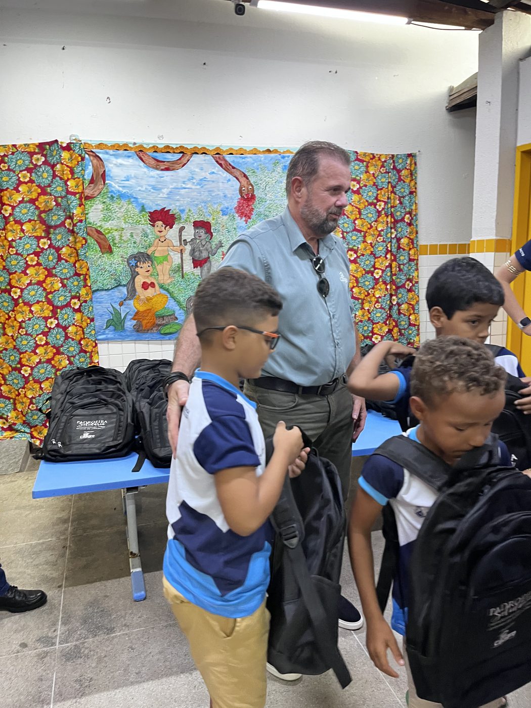 Entrega dos kits escolares na Escola de Ensino Fundamental Clodoaldo Pedro da Silva