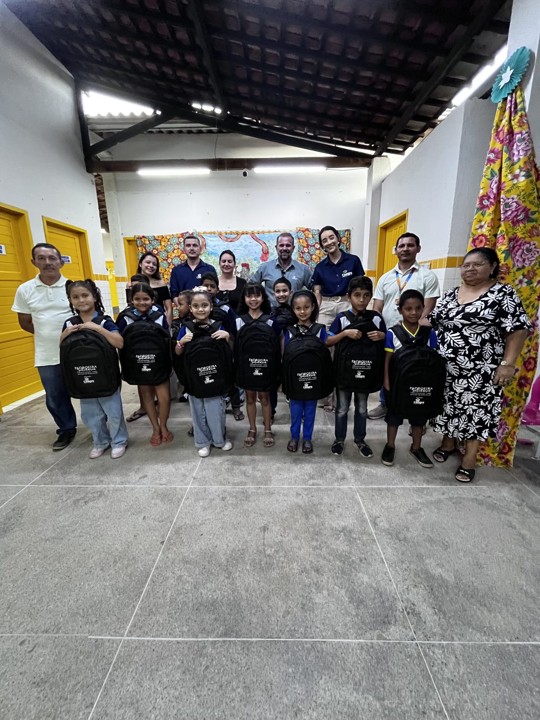Entrega dos kits escolares na Escola de Ensino Fundamental Clodoaldo Pedro da Silva