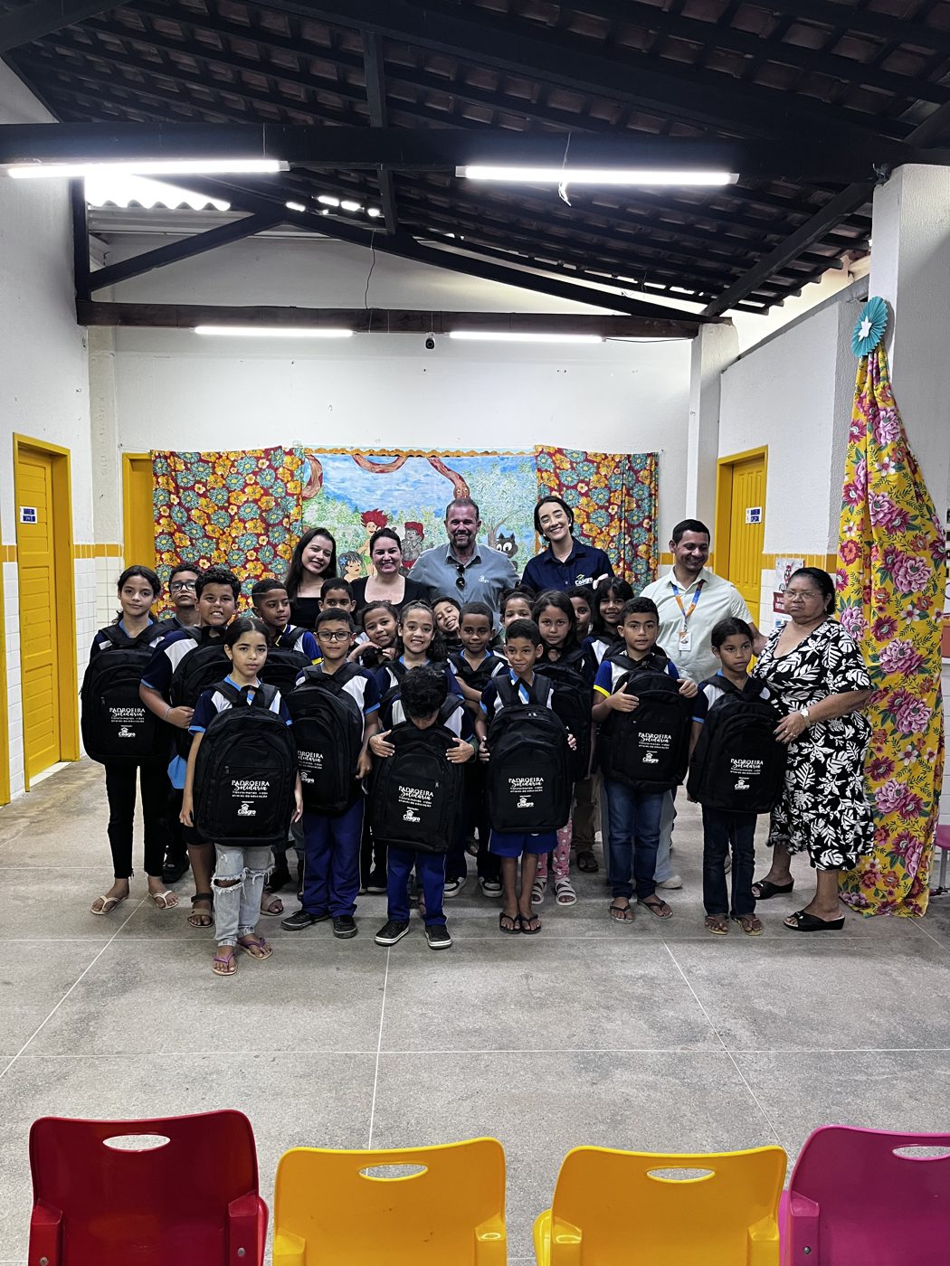Entrega dos kits escolares na Escola de Ensino Fundamental Clodoaldo Pedro da Silva