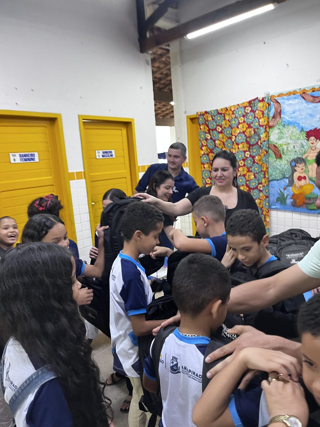 Entrega dos kits escolares na Escola de Ensino Fundamental Clodoaldo Pedro da Silva
